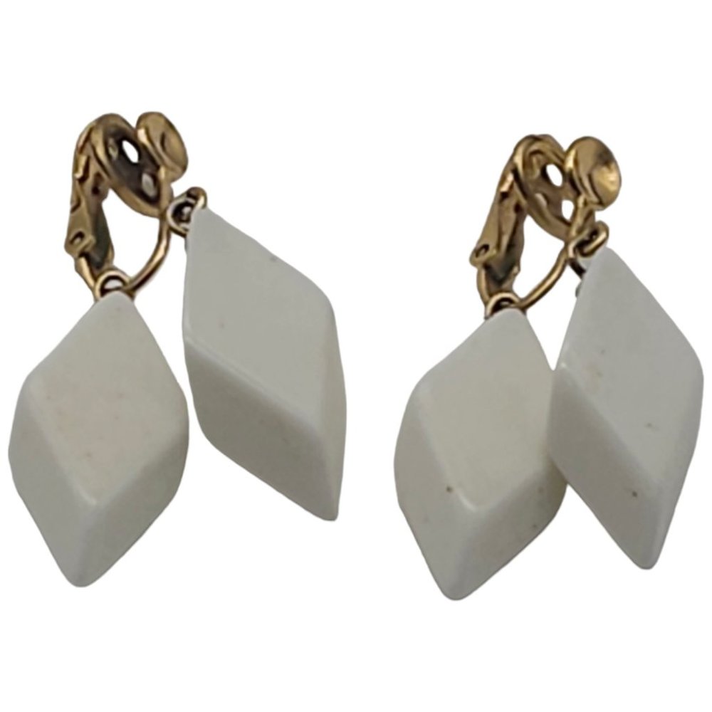 Vintage Trifari White Lucite Dangle Earrings Plastic Diamond Clip On E16